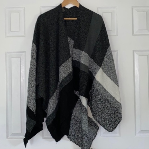 CALIA by Carrie Underwood Wrap - Picture 2 of 11